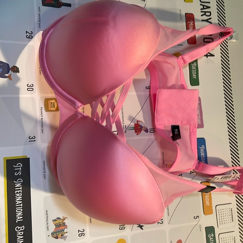 It’s a light pink bra size 42 with tags. Panties are light pink 00 with tags.